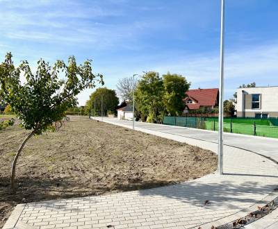 Malinovo - pozemok s prípojkami (voda, kanál, elektrina), 618 m2  