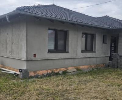 Predaj 4-izbového rodinného domu s veľkou záhradou v Semerove