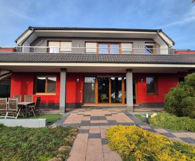 Reprezentatívny 5-izbový rodinný dom pri Piešťanoch