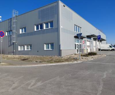 938,5 m2: Skladovo 670 m2 - kancel. priestory 268,5 m2 pri letisku