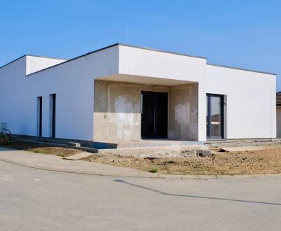 NOVÁ CENA: moderný 4i bungalov v tichej slepej ulici – Mokrance