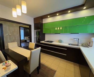 EXKLUSÍVNE na predaj veľkorozmerný 3 izbový byt s balkónom, K. Nagya