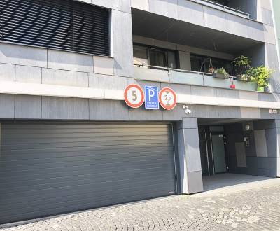 Priestranná garáž na Jozefskej ulici.