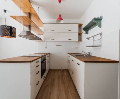 Moderný 2-izbový byt s balkónom a parkovaním – Vinohrady