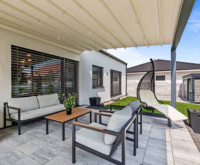 PREDAJ - novostavba 2022, zariadený rodinný dom, pozemok 877 m², Láb