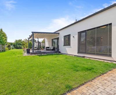 PREDAJ - novostavba 2022, zariadený rodinný dom, pozemok 877 m², Láb