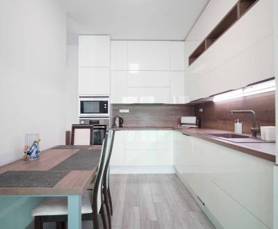 Veľký 3-izbový byt s balkónom v novostavbe, Nové Zámky – 87m2