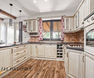 NA PREDAJ 4-IZB NOVOSTAVBA S TROJGARÁŽOU, PIN. KRAČANY