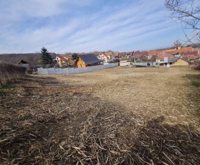 Predáme Slnečný pozemok Banka 1623m