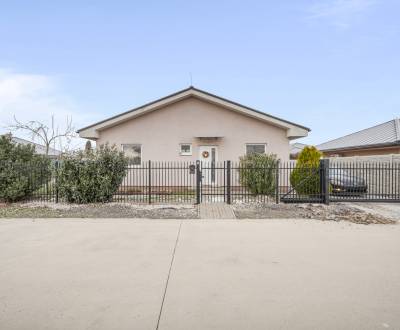 Na predaj samostane stojaci 4 izbový  bungalov, Tri vody.