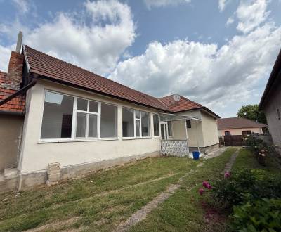 Pokojné bývanie v Práznovciach – 4-izbový dom na veľkom pozemku