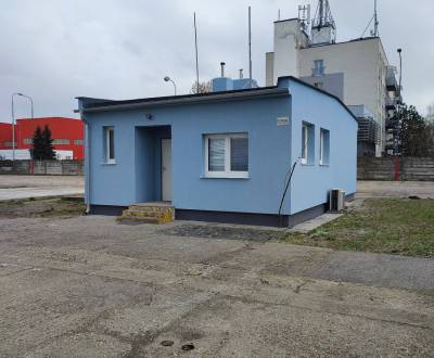 Budova kancelárie so spevnenou plochou v uzavretom areáli - Vajnory