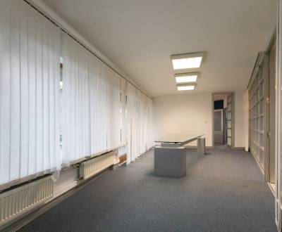 Priestranný 4i kancelársky priestor s predzáhradkou 