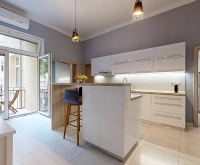 RIVERS | Moderne zrekonštruovaný byt v historickom centre Starého Mest