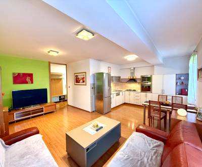 Na predaj – svetlý 2-izbový byt s loggiou a garážou 