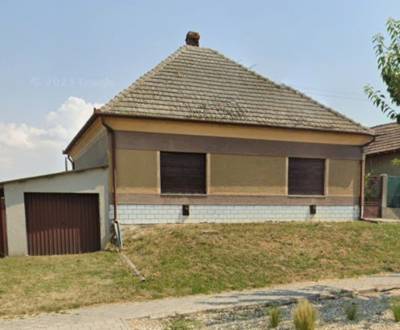 Na predaj 2 izbový rodinný dom s pozemkom - Dvory nad Žitavou
