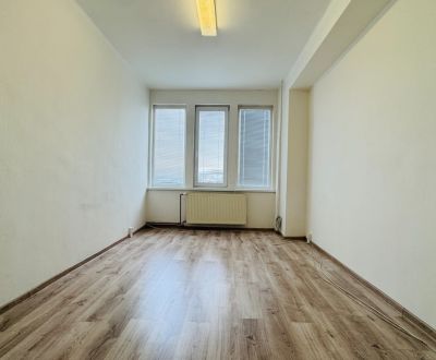 Kancelária s výhľadom na centrum Michaloviec. 16 m2