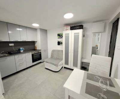 Záhrada s Tiny House, Zlaté piesky, dobrá poloha a dostupnosť