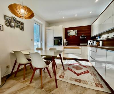 4-izbový byt s 3x parkovacím miestom a len jedným susedom