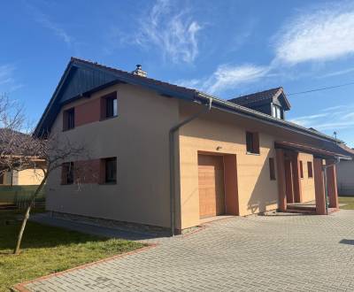 Nitra-Topoľčany - nadherný RD v obci Hrušovany