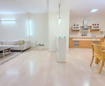 JEDINEČNÝ 2i byt, REKONŠTRUKCIA, 2 x BALKÓN, Kúpeľná ulica,Staré Mesto