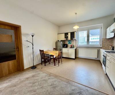 Ponúkame na predaj priestranný 2i byt s terasou v RD v Prievoze