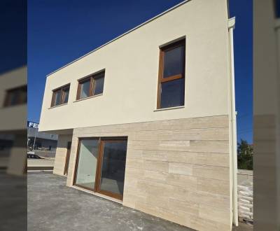 NIN - dvojdom s bazénom - 500 m od centra