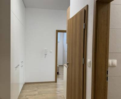 Nový zariadený  3izb. priestor s predzáhradkou. B. Kostol