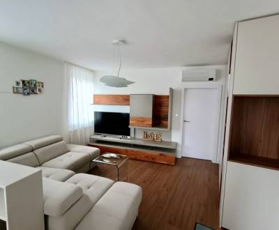 Prenájom moderný 2 izb. byt Námestie Martina Benku, BA I. Staré Mesto