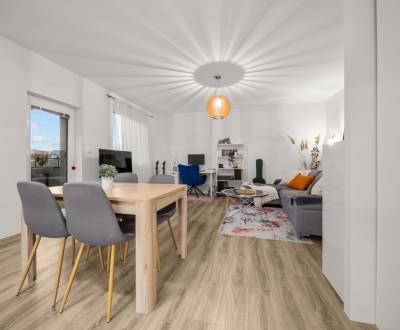 PREDAJ 2-IZB. APARTMÁN V MAMAPAPA,PARKNIG + PIVNICA,DÚBRAVKA