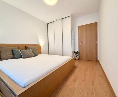 Veľký, zariadený 2- izbový byt s balkónom, parkovaním pri stanici!