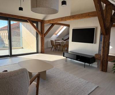 PRENÁJOM 3,5 izbový výnimočný veľký byt priamo v centre s parkovaním