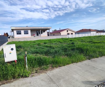 STAVEBNÝ POZEMOK 582 m² V ŠALI MEDZI NOVOSTAVBAMI 