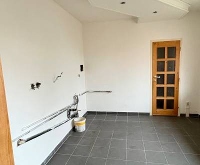 Slnečný 2-izbový byt vo vynikajúcej lokalite – stačí dokončiť kuchyňu 