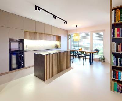 Novozariadený rodinný dom s veľkými spálňami i šatníkom pri Trenčíne  