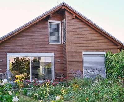Rodinný dom s veľkou záhradou - Ružinov -REZERVOVANY