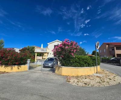 VRSI - dom s dvoma bytovými jednotkami - 250 m od mora