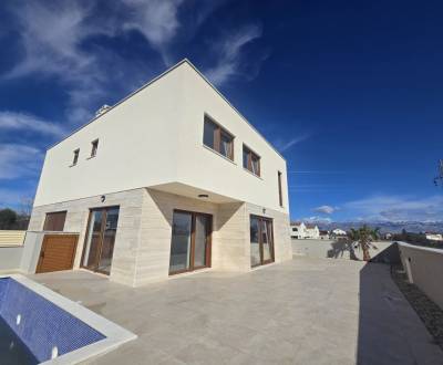 NIN - dvojdom s bazénom - 500 m od centra