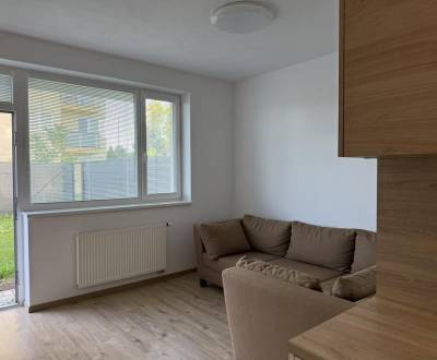 Výhodná cena. Zariadený  3izb. priestor s predzáhradkou a parkovaním. 