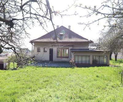 Predaj staršieho rodinného domu s veľkým pozemkom na Kolibe.