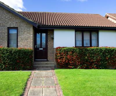 Slnečný pozemok pri potoku v tichej uličke – Slovenská Nová Ves