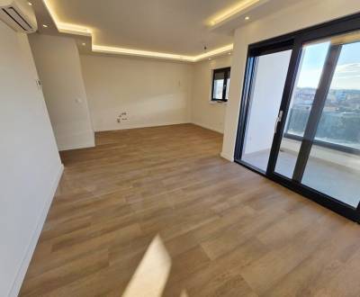 Makarska(HR)-moderný 3-izbový byt, s garážou, výťahom a pohľadom