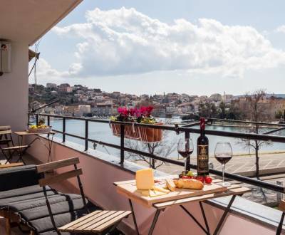 NA PREDAJ krásny luxusný apartmán /63 m2/ pri mori, Dalmátsko, Trogir