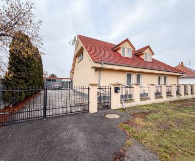 Zrekonštruovaný 7 izbový rodinný dom s bazénom - Kráľov Brod