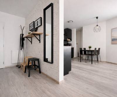 Moderný zariadený 2-izbový byt s balkónom a bezproblémovým parkovaním 