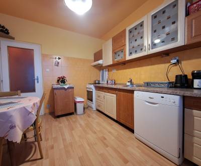 Priestranný 4-izbový byt 90 m² s balkónom v Záturčí