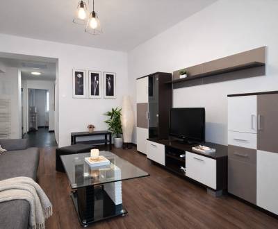 Bývajte ako prvý po rekonštrukcii - 2i byt, klíma, komora, Staré Mesto