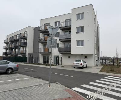 Nový 2-izb. priestor (byt) s pred-záhradkou a parkovaním. B.Kostol