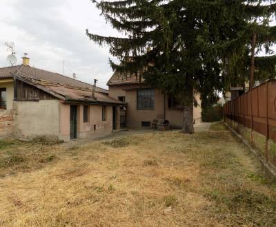 Stavebný pozemok so starším  domom v N. Zámkoch  