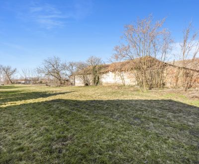 Jedinečný pozemok pri jazere – pokoj, príroda a súkromie, Žihárec